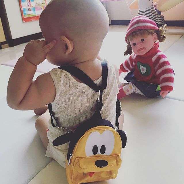 孙怡晒女儿萌照肉乎乎小脑瓜惹人爱,亲子装上阵温馨爆炸