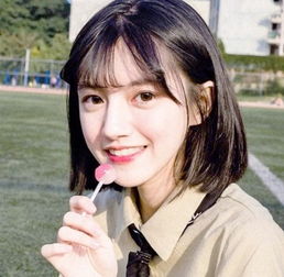 00后女生夏天一定要剪短发超显脸小戴眼镜也能很精神