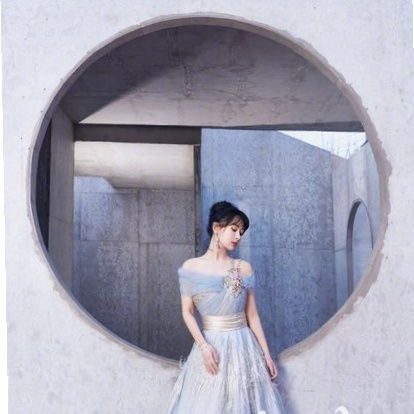 杨紫樱花写真仙气十足,粉色裙装衬得肤白如雪,气质迷人