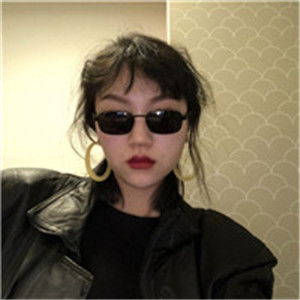 高冷戴墨镜的女生头像,戴着眼镜看起来很有风度