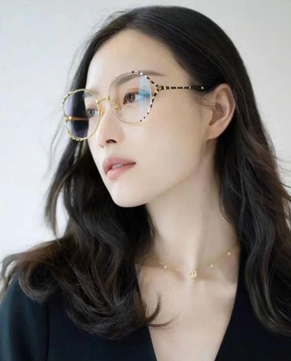 近视的女生别瞎戴眼镜,按照脸型来选镜框,选对了瘦脸又洋气