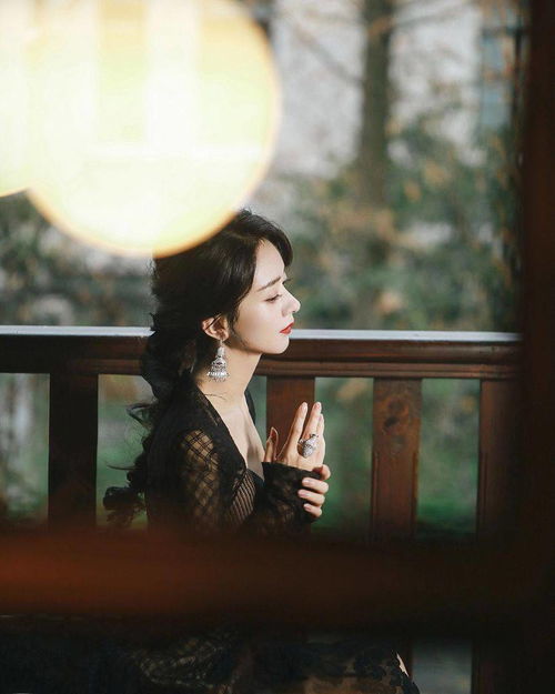 赵丽颖着深v薄纱裙现身微博之夜卷发飘逸婉约动人