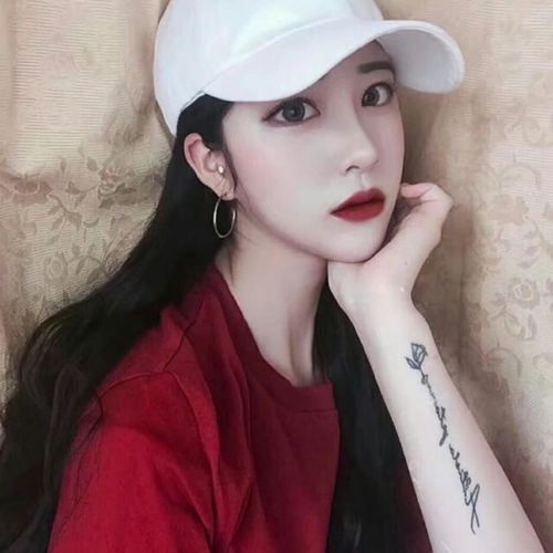 手臂纹身美女戴帽子