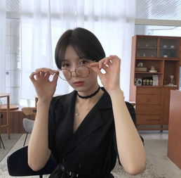 戴眼镜女生的短发