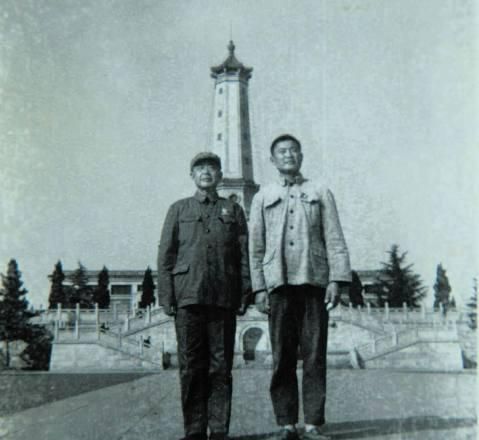 1949年朱德拜访陈明仁,进门前朱德敬军礼