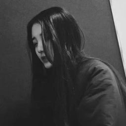 黑白00后女生头像高冷侧面人生苦短何必念念不忘