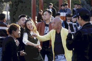 辣眼睛这位马路尬舞哥一夜火爆朋友圈,还有专属表情包...