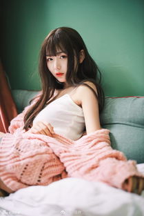 可爱又喜欢吸猫的运动女孩