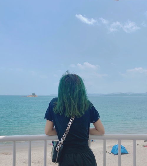 程潇打卡大海发色,配黑色套装超惊艳,似漫画中走出来的