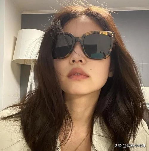jennie狂晒59张墨镜穿搭,雀斑妆配亚克力眼镜链,简直搭配鬼才