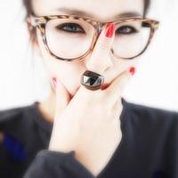 求戴墨镜女头