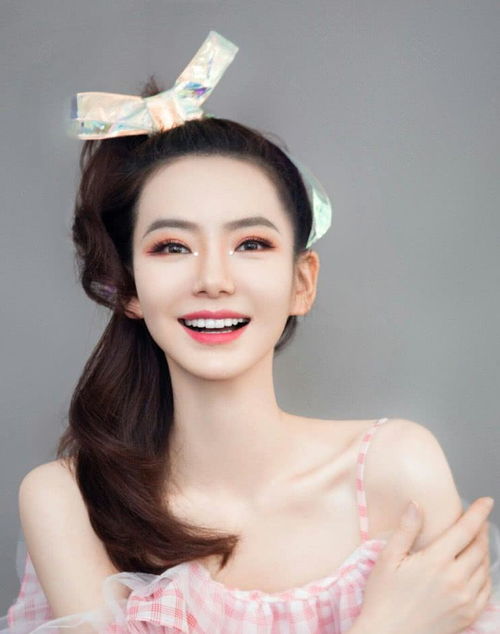 戚薇真的快36一袭粉白格纹拼接黑纱裙,头戴蝴蝶结少女风满满
