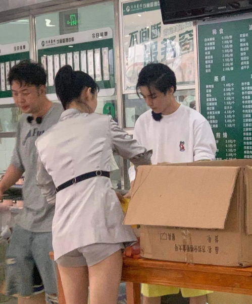 中餐厅杀青啦赵丽颖抹胸搭衬衫秀身材,王俊凯生图路透帅到炸裂