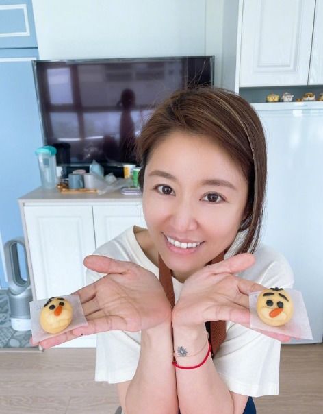 林心如穿露背裙戴亿万珠宝亮相,夸霍建华婚后常送豪礼大秀幸福