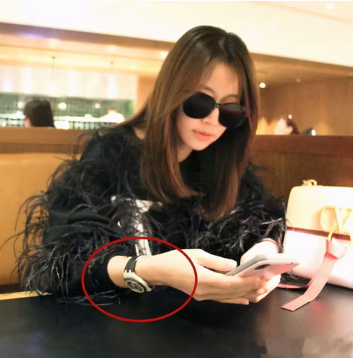 林心如为父亲过70岁大寿小香风造型很优雅,拍照时腕表更吸睛