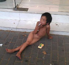 南京6岁乞讨女童抽烟照