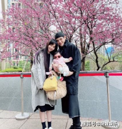 向佐一家五口散步,向华强抱孙女不撒手,果然是隔辈亲