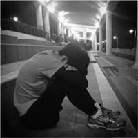 和这个差不多的qq黑白男生侧身靠墙头像