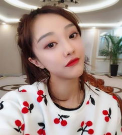 快手第一美女被粉丝要求卸妆,当她素颜出镜瞬间人气少一半