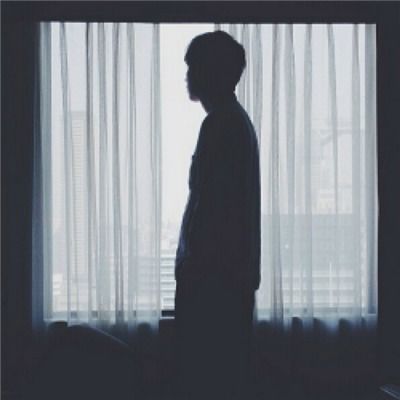 伤感落寞侧颜伤感头像男暗色系,为爱受伤的男人