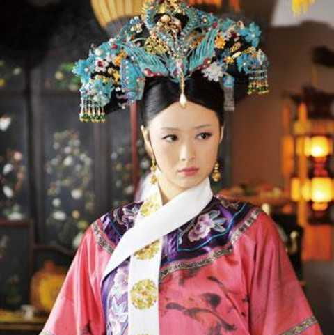 蒋欣拍写真优雅迷人,片场照暴露真实身材,大骨架粗腰太扎心