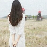 要一些女生头像,最好是在秋天的田野里一个女生的背影