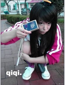 请问求女孩手里拿的东西是什么我想买