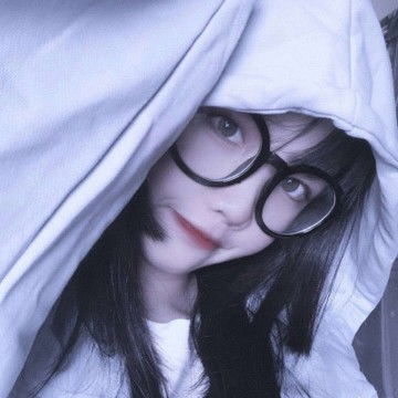 戴黑色眼框眼镜的女孩真人头像超气质网红美女