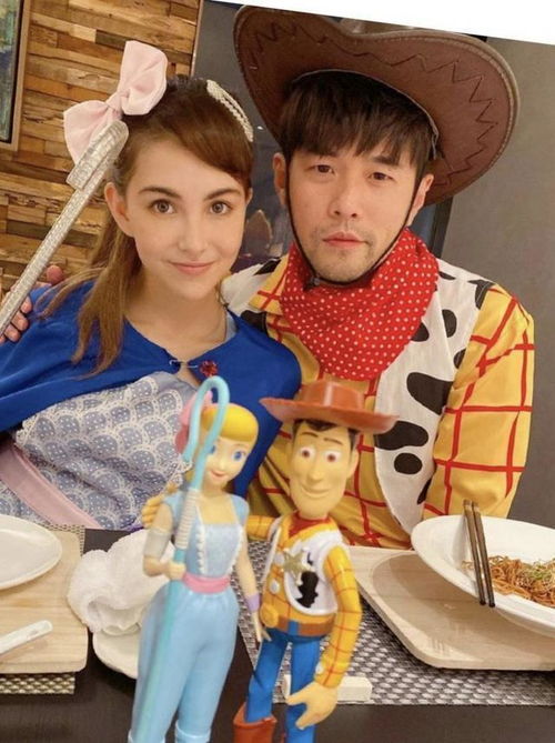 贾斯汀比伯太幸福穿polo衫配短裤太悠闲,海莉独自抱着箱子