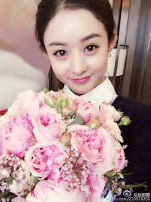 赵丽颖参加表妹婚礼手拿捧花嘟嘴卖萌容颜姣好