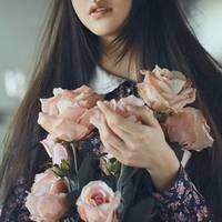 捧花的女生头像微信头像图片大全