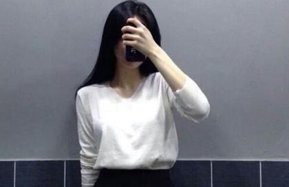 女同桌让我伸进她的裤子里照做以后差点被老师发现