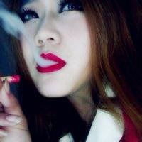 手拿烟盒的图片欧美女微信头像图片大全