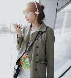 求一张戴耳机听音乐的女孩图片