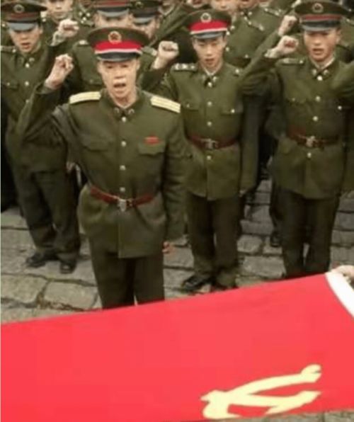 1995年,兵哥哥梁强勇救27名乘客被重度烧伤,女友始终不离不弃