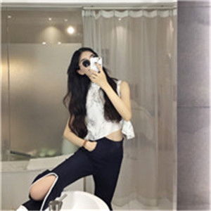 高冷戴墨镜的女生头像,戴着眼镜看起来很有风度