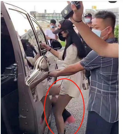 赵丽颖在机场被偷拍,身上背着铁水壶获多人护送,一双漫画腿吸睛