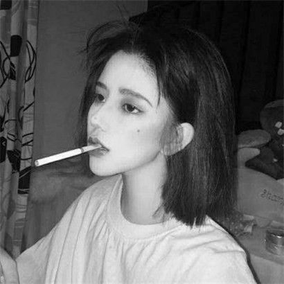 有点伤感超拽霸气黑白女生头像,冷漠与冷酷共存的女人