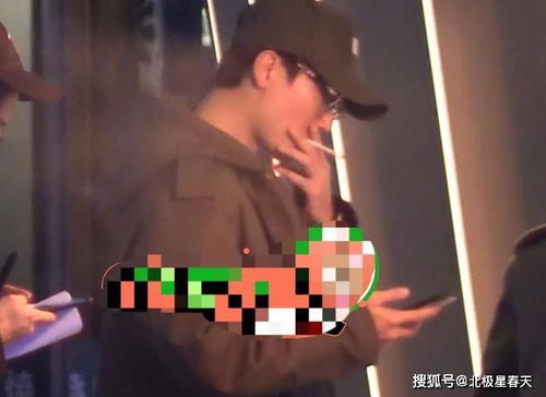 26岁爆红,却遭封杀,33岁娶相恋13年女友,今却抽烟成瘾笑容疲惫