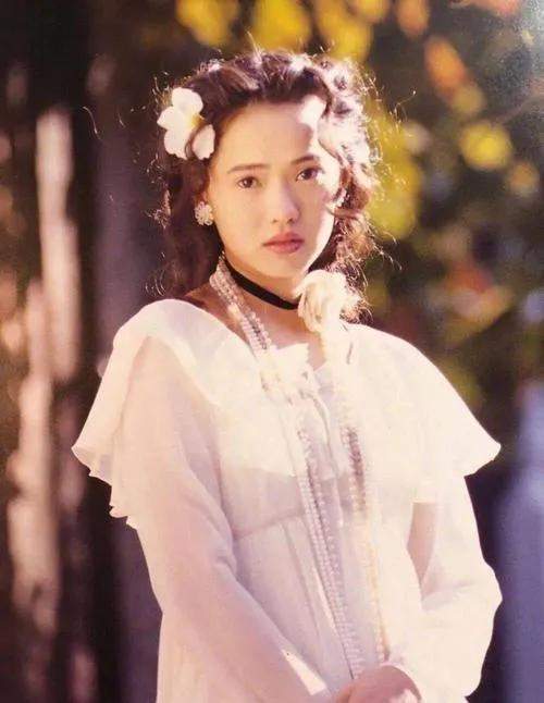 冻龄才女伊能静一婚嫁庾澄庆二婚嫁秦昊,54岁美如少女