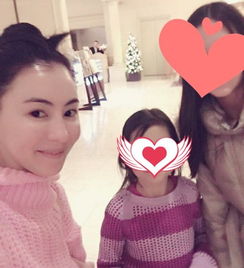 张柏芝带儿子迪斯尼游玩全程母爱爆棚