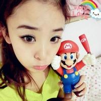 呆萌的头像抱着娃娃的女生