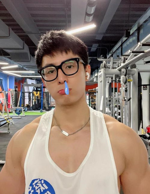 结实的肌肉,健硕的身材,有点可爱的呆萌小奶狗,满满的男友力网易订阅