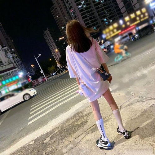 41岁秦岚三亚街头秀靓照,私服背影少女感十足,娇小身材让人羡慕