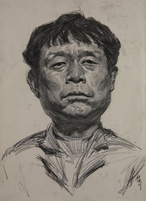 素描头像.正面男中年,带有高脚杯静物