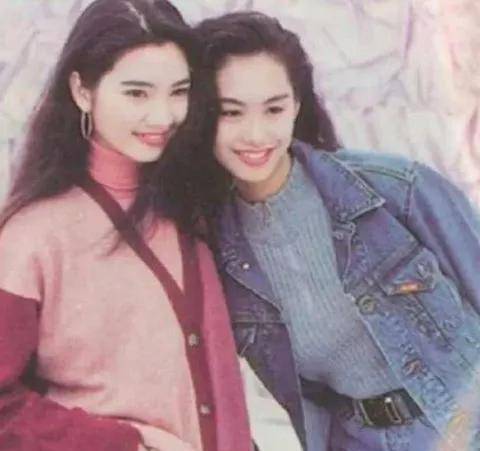 48岁洪欣三里屯近照曝光,漫画腿吸睛,自曝29年体重不过百