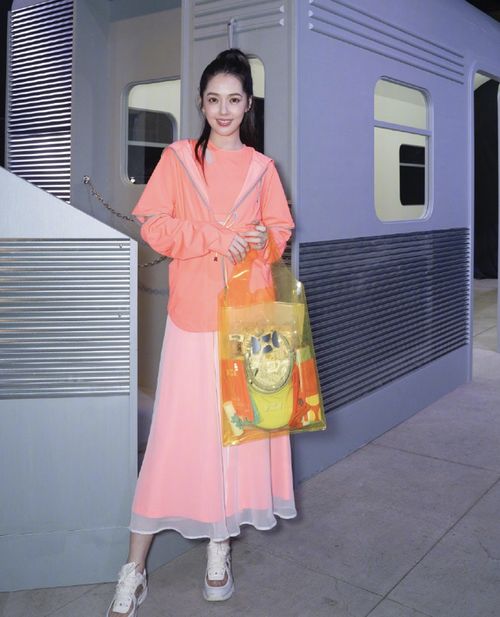 郭碧婷产后复出现身品牌活动,扎高马尾元气满满,称向佐变女儿奴
