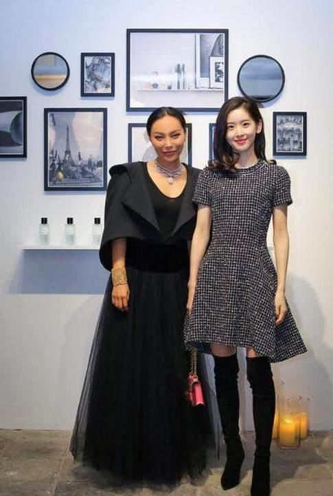 章泽天小年夜忙聚会,众名媛同框就她一个年轻人,穿卡通衣似隔辈