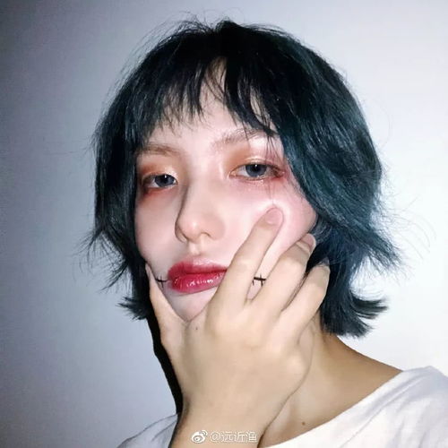漫画脸酷炫少女火遍抖音,结果腿也是p的