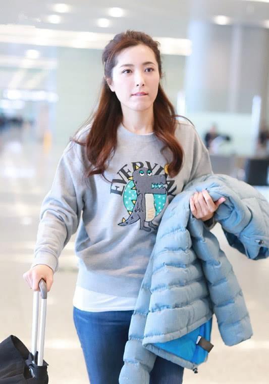 曾黎拥有原装脸就是自信,不化妆走机场也惊艳,叠穿卫衣挺潮